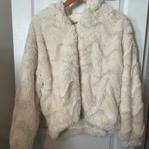 CALI 1850 Womens Large faux fur jacket New without tags